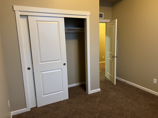 Building Photo - 1004 Willow Ave NE