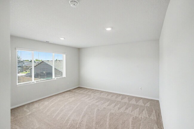 Building Photo - 4 Bed (plus BONUS ROOM), 2.5 Bath Newer Home in NE Salem