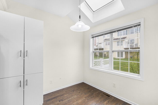 Building Photo - 2 Greenwich Ct