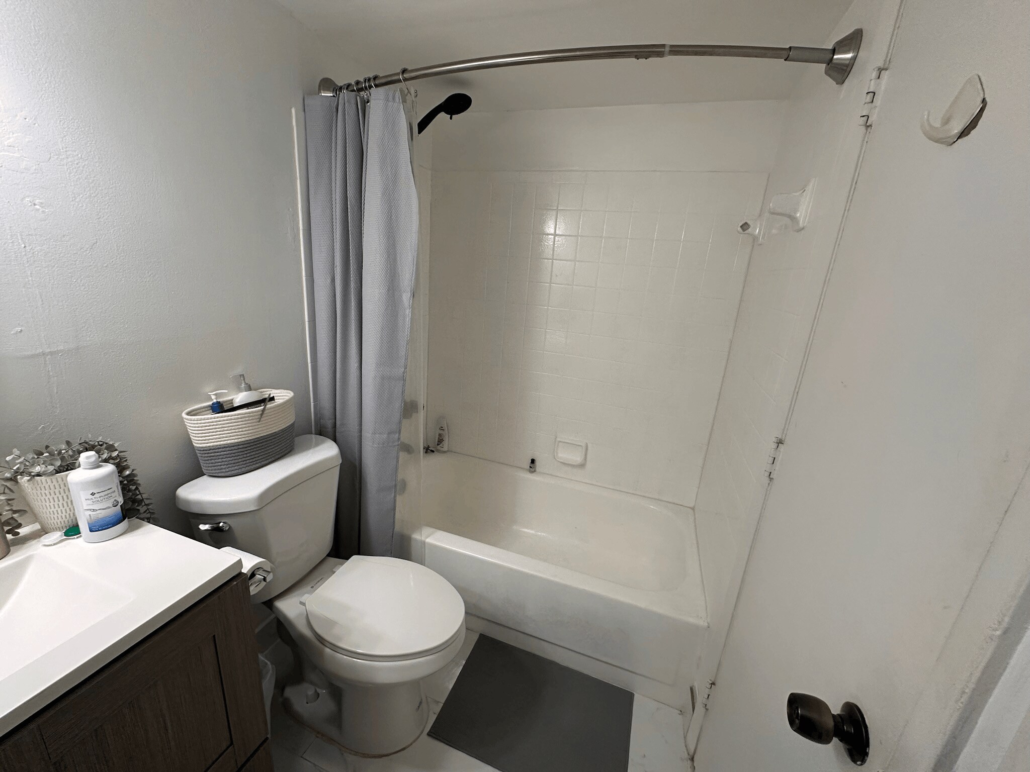 Secondary bathroom - 2918 NE 8th Ter