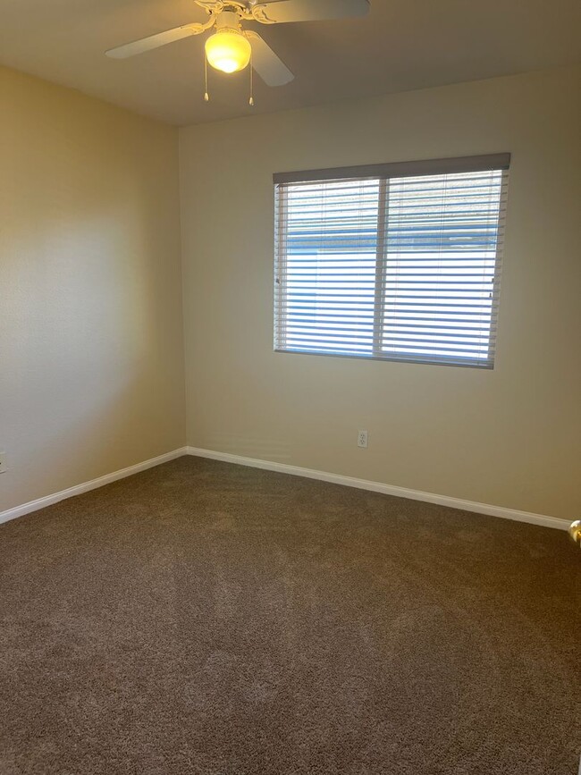 Building Photo - Eastlake Beauty 3 bedroom, 2.5 Bath