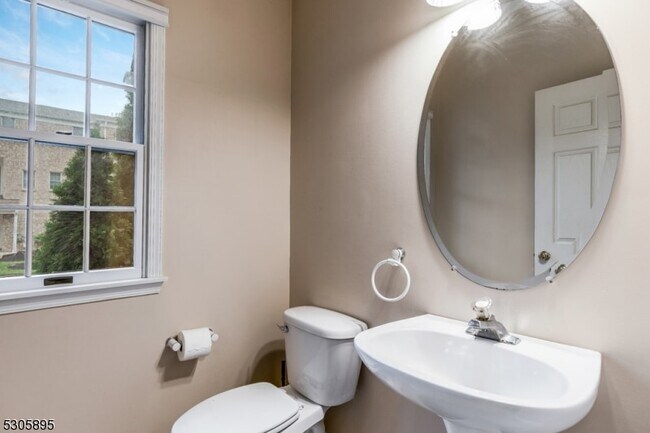 Building Photo - 5 Hidden Pond Ct