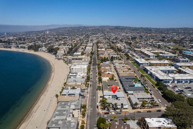 Building Photo - 2 WEEKS FREE!!! 2 BR with Partial Bay Views and Parking!