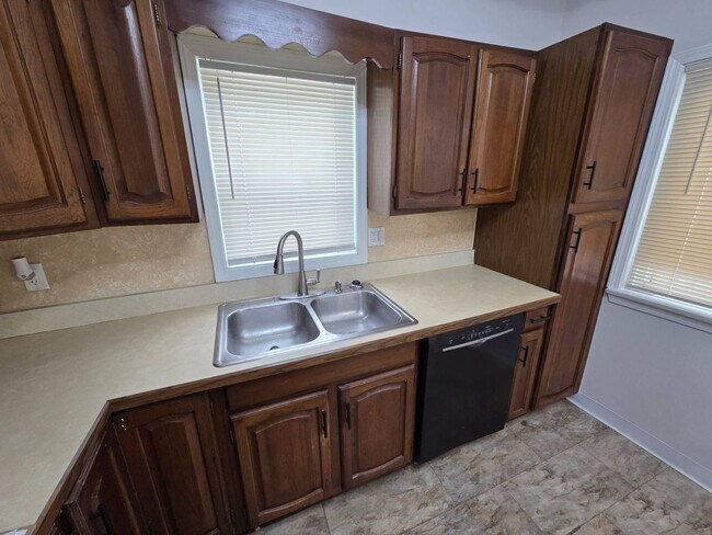 Building Photo - Charming 3-Bedroom Property in Prime Location