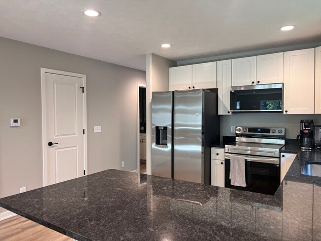 Building Photo - 4805 Apple Hill Ln