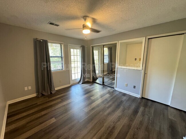 Building Photo - 1804 Pine Tree Dr