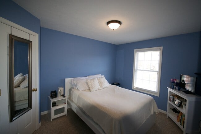 Building Photo - Taylor Spring Townhouse With Garage and Ba...