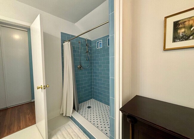 Building Photo - Available 8/1. Beautiful FURNISHED End-Unit Townhome in Central Mt Pleasant!