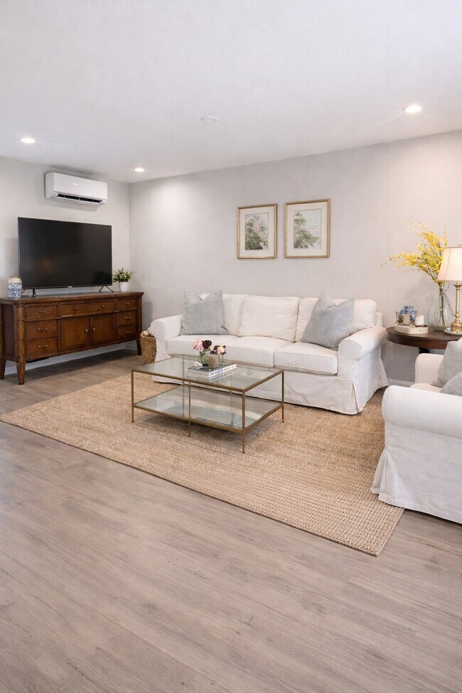 Building Photo - 645 E 11th 1/2 St