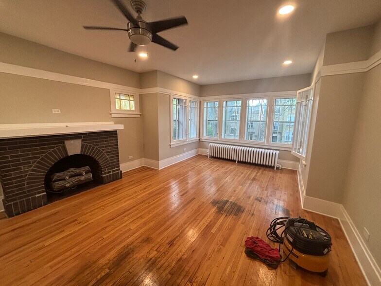 Building Photo - 5917 N Artesian Ave