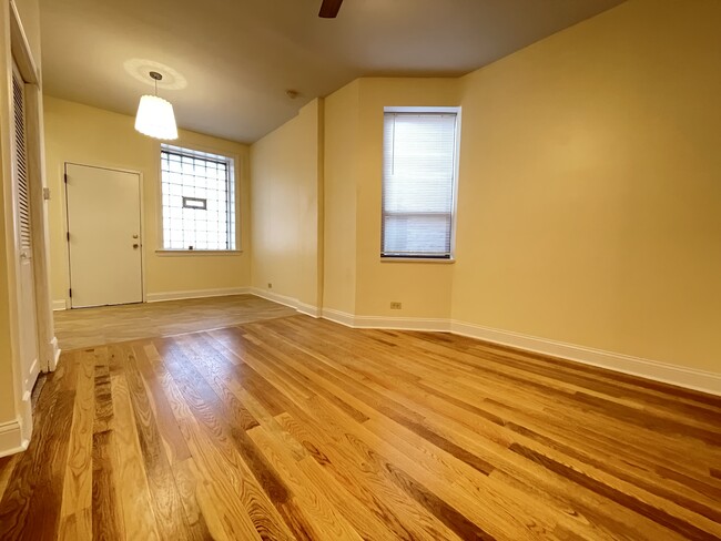 Living Room / Dining Room - 1425 W Wilson Ave