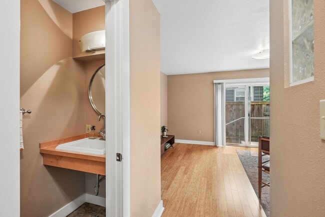 Building Photo - 4934-4942 NE 32nd Place