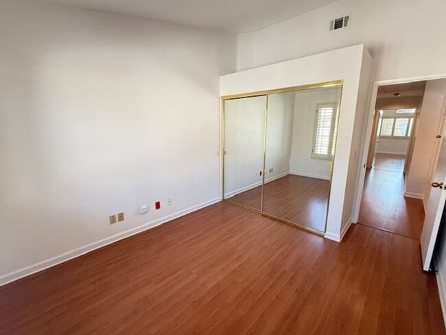 Building Photo - Conveniently located home in Irvine