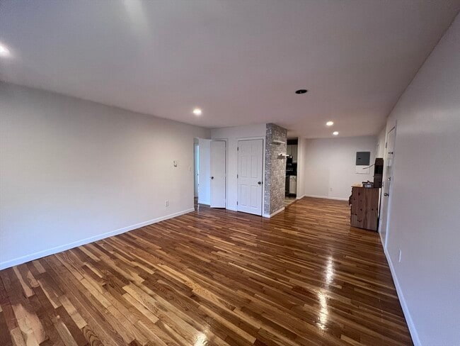 Building Photo - 50 Seymour St