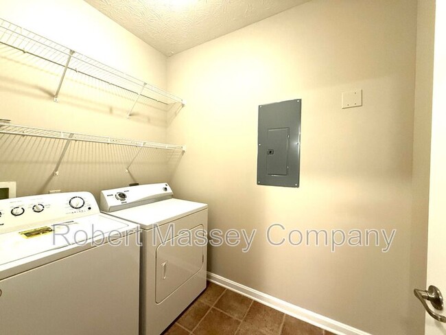 Building Photo - 9400 Clubview Dr