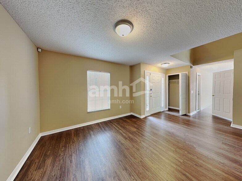 Building Photo - 16452 Corner Lake Dr