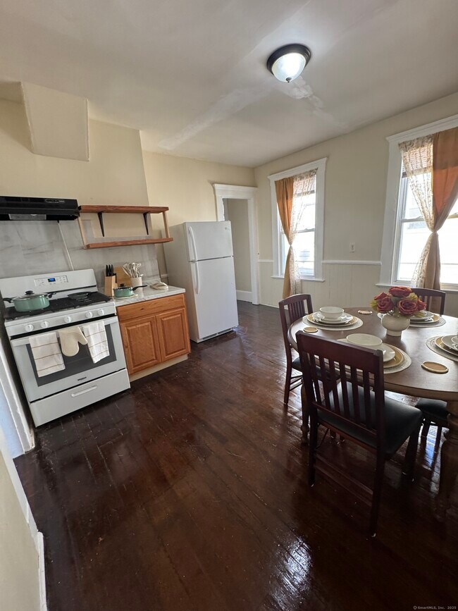 Building Photo - 766 George St