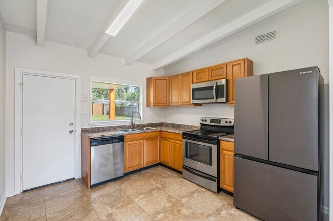 Building Photo - Updated Duplex with Large Yard!