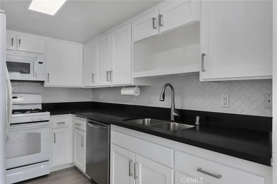 Building Photo - 11818 Moorpark St