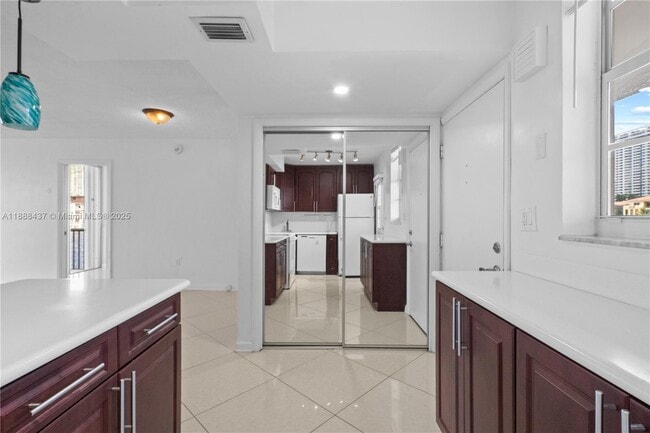 Building Photo - 2999 Point E Dr