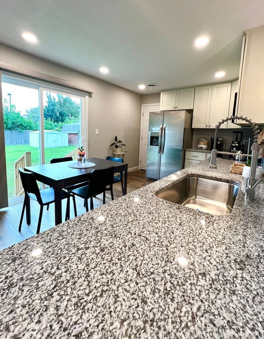 Building Photo - 908 Serf Ct