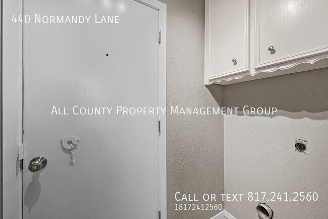 Building Photo - 440 Normandy Ln