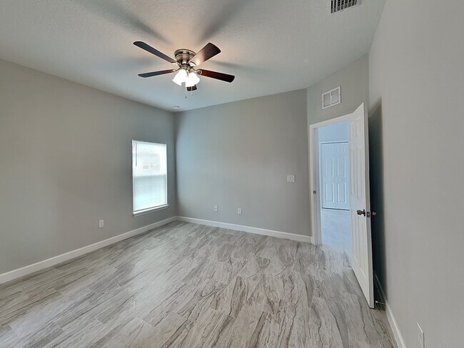 Building Photo - 1002 Dampierre Ct