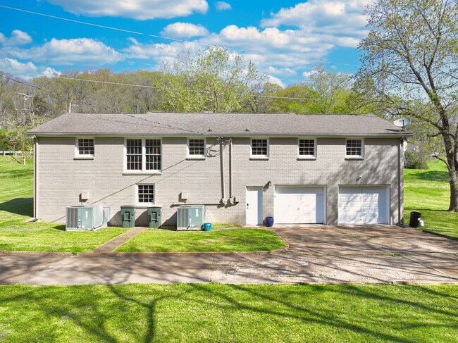 Building Photo - **ONE-SIDE-OF-A-DUPLEX HOME MINUTES FROM NASHVILLE WEST AND DOWNTOWN WITH A GORGEOUS LARGE YARD**