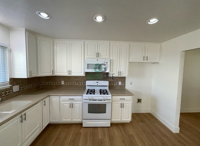 Building Photo - NOW AVAILABLE! Beautiful 3 Bedroom, 2 Bathroom Home Located in Ripon, CA