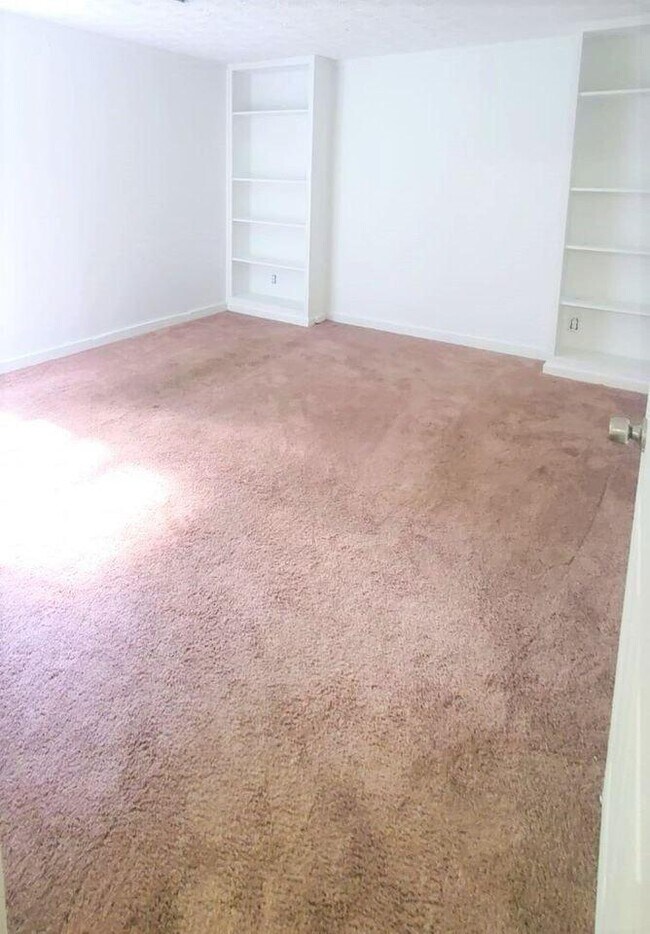 Building Photo - 2165 Rosebud Rd