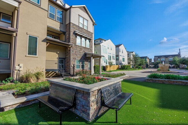 Building Photo - 2656 Fountain Key Blvd