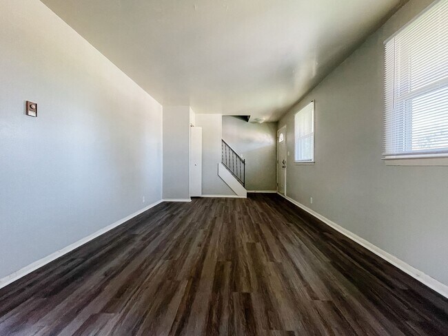 Building Photo - 8200 & 8202 W Butternut Rd