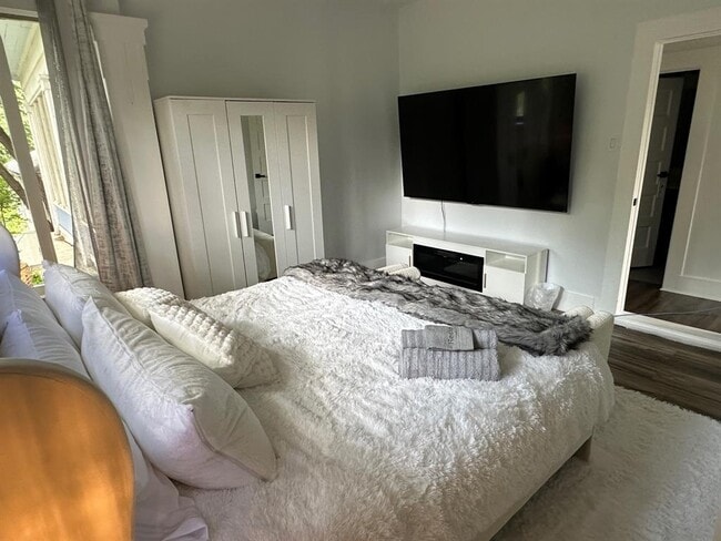 Building Photo - 3210 Hampton Rd