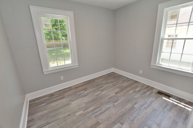 Building Photo - 523 N Daughtry St