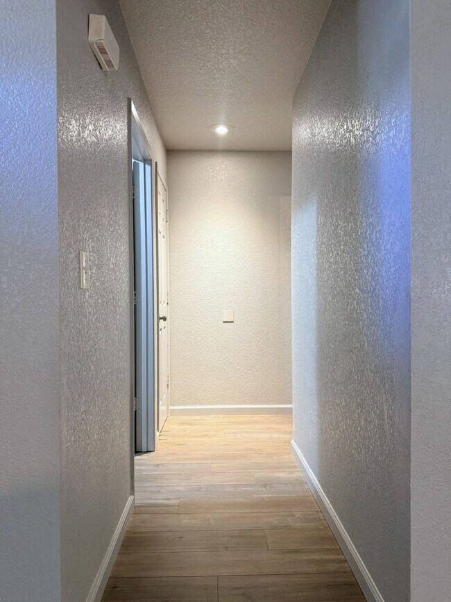Building Photo - 4/2 with open floor plan Available NOW!!