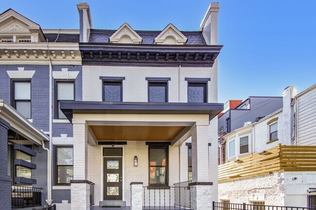 Building Photo - Columbia Heights Apartment | 1 Bed | 1 Bath | 450 Sf