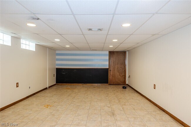 Building Photo - 8221 Pelham Dr