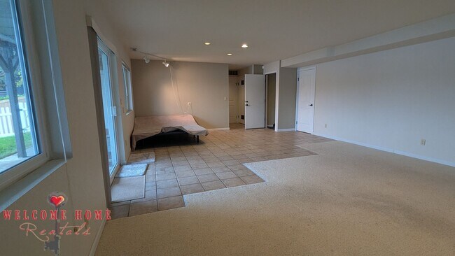 Building Photo - Huge waterfront home, fully furnished, boa...