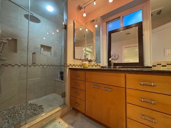 Building Photo - Fantastic 5 Bed 3 Bath Single Family Home ...