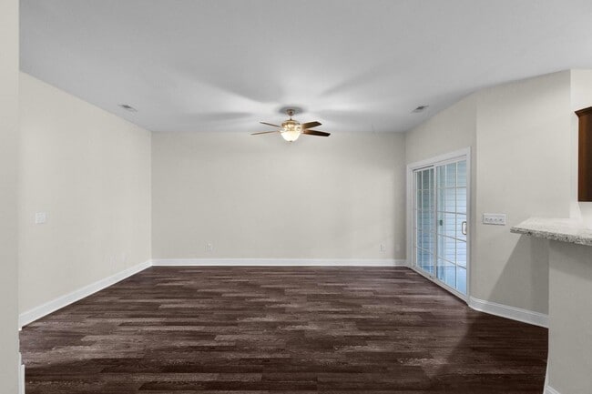 Building Photo - Townhouse For Rent! Rebated Application Fe...