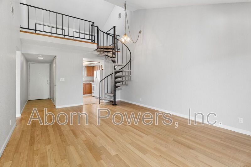 Building Photo - 3180 Country Club Dr
