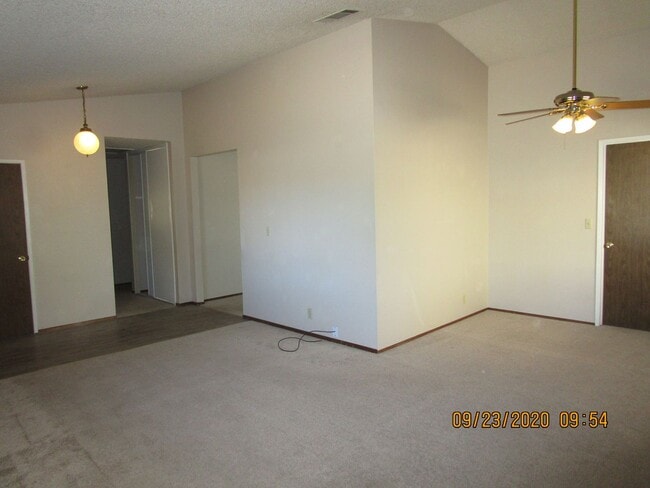 Building Photo - Nice Floorplan, Cute Yards - 4 Bedroom/2 B...