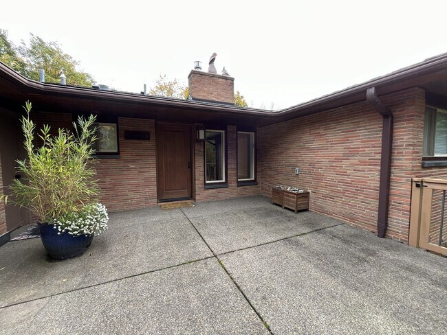 Building Photo - Charming Portland Retreat with Lush Garden, Forest Backdrop & Stylish Updates — Steps to OHSU