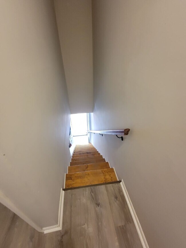 Building Photo - Nice Townhouse on Victory Dr