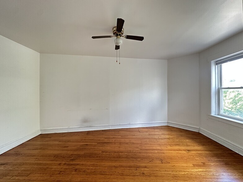 Building Photo - 2462 N Linden Pl