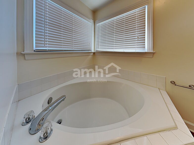 Building Photo - 1513 Bowmore Pl