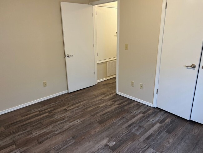 Building Photo - 2 Bedroom 1 bathroom