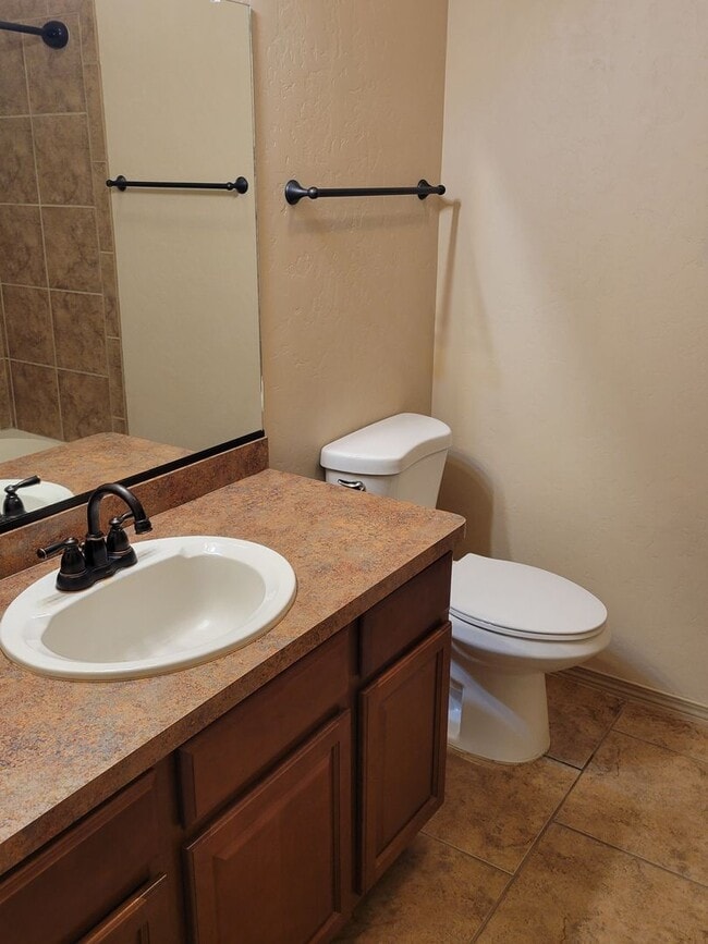 Building Photo - 3 Bedroom, 2 Bathroom Home!