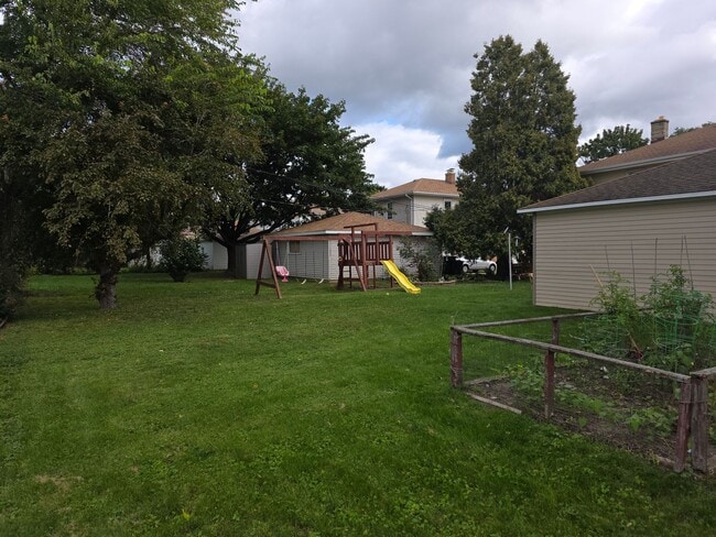 Building Photo - Updated 3 bedroom West Allis upper