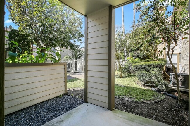 Building Photo - 7065 N Holiday Dr